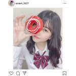 AKB48 千葉恵里、“最強すぎる”JKショットに「制服に巻き髪って最強だね」「モデル味強すぎる」と話題