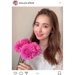 衛藤美彩、ダリアの花言葉が似合う美麗ショットをお届け「お花とみさ先輩お綺麗です」