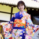 小芝風花、お腹チラ見せな夕暮れ時の幻想的ショットを披露