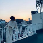 小芝風花、お腹チラ見せな夕暮れ時の幻想的ショットを披露