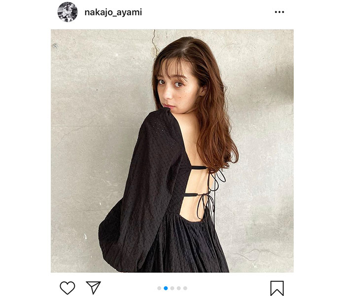 中条あやみ、背中が開いた黒ワンピ大胆ショットを披露！「可愛さがエグい」「ため息が出る可愛さ」