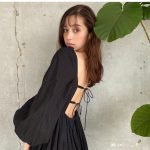 中条あやみ、背中が開いた黒ワンピ大胆ショットを披露！「可愛さがエグい」「ため息が出る可愛さ」