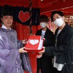 ITSUKIとNARITOによるボーカルデュオall at once、 全国から集まったデジタル絵馬を日本で唯一恋愛の神様を祀る恋木神社に歌と共に奉納