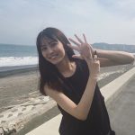 石川恋、27歳の誕生日に"2"&"7"ポーズ！海バックに満面な笑みショットにファン歓喜！「可愛いじゃねぇか～!!」