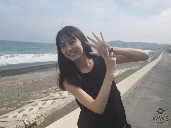 石川恋、27歳の誕生日に"2"&"7"ポーズ！海バックに満面な笑みショットにファン歓喜！「可愛いじゃねぇか～!!」