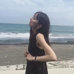 石川恋、27歳の誕生日に"2"&"7"ポーズ！海バックに満面な笑みショットにファン歓喜！「可愛いじゃねぇか～!!」