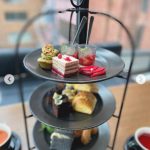 都丸紗也華、アフタヌーンティー中の思わぬセクシーショットに釘付け！