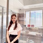 新木優子、『スーツ2』笑顔の撮影オフショット！「美しい写真ありがとう」「異次元の美！」の声