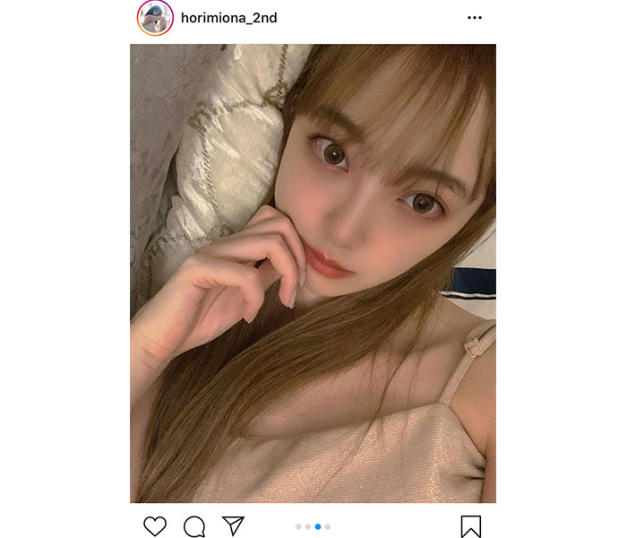乃木坂46 堀未央奈、添い寝風ショットをインスタで披露！「金髪似合う」「毎日の癒しです」