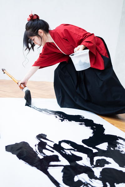 書道アーティスト・原愛梨の初書籍が発売！須田亜香里、Dream Amiをモデルにした作品も