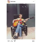 伊藤千晃がアコギで弾き語りショットを披露！「似合います」「何弾いたのか気になる」とファンの声も