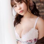 伊織いお、ツインテールの清楚系グラビアに「美しいポーズ」「ポニーテールも見たい」