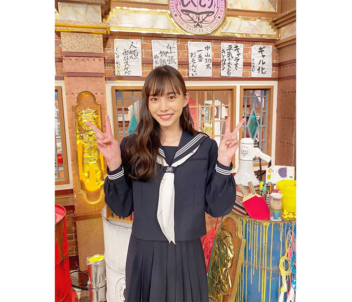 井桁弘恵が披露した紺セーラー服ショットに絶賛の声！「か、可愛い！！」「爆裂似合いすぎっ」
