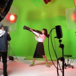 のん、サンダル履きでバズーカ砲発射！「アクション！楽しい〜！」