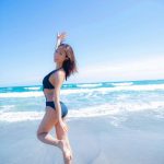 大貫彩香、久々の黒ビキニショットに釘付け！「躍動感！」「気持ち良さそう」