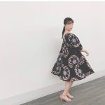 大友花恋がミニ丈ワンピース姿を披露！「珍しく、足、出しちゃいました」