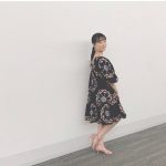 大友花恋がミニ丈ワンピース姿を披露！「珍しく、足、出しちゃいました」