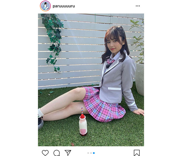 島崎遥香が「PRODUCE48」風のミニスカート制服ショットを披露！「制服似合ってて可愛いな」「アイドル感が溢れてる」