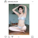 桜田茉央、腋からくびれにかけた美ラインに歓喜の声！「ナイススタイル」「可愛すぎて震えてます」