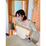 橘ひと美、巨大チーズを抱えた料理グラビアのオフショット公開！「橘さんセクシー」「チーズがでがい笑」