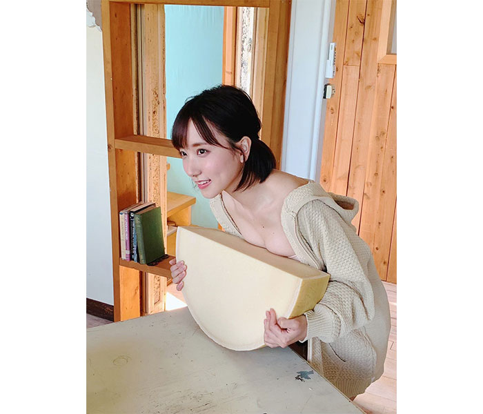 橘ひと美、巨大チーズを抱えた料理グラビアのオフショット公開！「橘さんセクシー」「チーズがでがい笑」