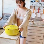 橘ひと美、巨大チーズを抱えた料理グラビアのオフショット公開！「橘さんセクシー」「チーズがでがい笑」