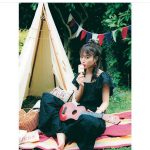 内田理央、ひまわり片手のお団子バックショットに爽快感！「天使すぎて訳分からん」