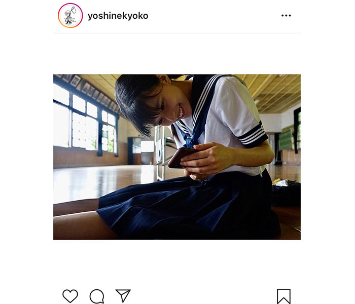 芳根京子、笑顔の三つ編みセーラー服姿を披露！「制服姿、かわいい」「とても良く似合ってますよ」