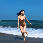 NMB48 横野すみれ、真夏のビーチで揺れる鮮烈ビキニショット公開！「笑顔が最高」「一番好きな祝日に今日なりました」