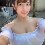 グラビアアイドル・徳江かな、谷間チラ見せのオフショルビキニ披露