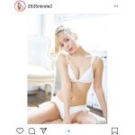 藤田ニコル、金髪＆白ビキニで巻頭グラビアに登場！