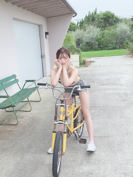橋本萌花、長身プロモーションで魅せるソログラビアオフショットを公開！