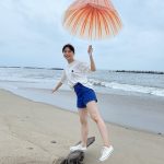 NGT48 本間日陽、雨でも楽しい海月傘ポートレートを公開！「カラフルでかわいい」「アイドルオーラが凄い！」