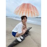 NGT48 本間日陽、雨でも楽しい海月傘ポートレートを公開！「カラフルでかわいい」「アイドルオーラが凄い！」