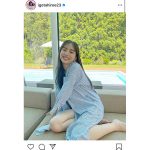 井桁弘恵、ストライプシャツからのぞく美脚ショット披露！「ナチュラル」「なにげにセクシー」