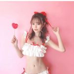 AKB48 込山榛香、ガーリーな赤白水着ショットにファン悶絶！「かわいい！天使！！」「可愛すぎてキュン死した」
