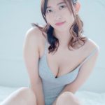 倉持由香、こぼれる美バストに釘付けなキャミソール姿を披露