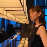 川口春奈、バーの照明に浮かぶ魅惑的な表情に「世界一美しい」「女神です」と反響