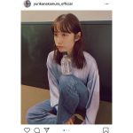 中村ゆりか、顎と膝でペットボトルのバランスを取る姿に「可愛いすぎますっ！」「お洒落にみえる」と話題