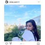 中条あやみ、「海で泳ぎたいなぁ」東京の街並みを背景に風を感じる横顔ショット