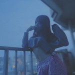 似鳥沙也加、薄明かりに浮かぶヘソ出しショットがエモい「控えめに言って好きが爆発します」