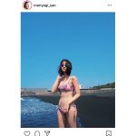 永尾まりや、青い空バックにサングラスが映えるサマーショット