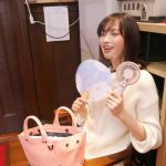 大政絢、団扇と扇風機の二刀流で涼むオフショット！「見た目から涼しげです」