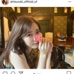 8月3日、ソロヴォーカリストの鈴木愛理が自身のインスタグラムを更新した。 鈴木は東京の隠れた魅力を紹介する番組『東京GOOD！』（テレビ東京系）にレギュラー出演。3日放送回では東京都小金井市の江戸東京たてもの園を紹介した。 寄せられた投稿には、「なんだか懐かしい気持ちにもなる、でもとてもワクワクする、そんな場所でした　写真たくさん撮ったので続々載せていきます」と感想を綴り、訪れたデ・ラランデ邸内の写真を公開した。 この投稿にファンからは、 「愛理ちゃんきれいだね」 「夏らしい！かわいい‼」 「レトロでモダンな感じ　愛理ちゃんからもそんな雰囲気感じるよ」 「好きって感情しか生まれない」 「大人の女性って感じが溢れてる」 などのコメントが続々と寄せられている。