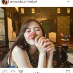 8月3日、ソロヴォーカリストの鈴木愛理が自身のインスタグラムを更新した。 鈴木は東京の隠れた魅力を紹介する番組『東京GOOD！』（テレビ東京系）にレギュラー出演。3日放送回では東京都小金井市の江戸東京たてもの園を紹介した。 寄せられた投稿には、「なんだか懐かしい気持ちにもなる、でもとてもワクワクする、そんな場所でした　写真たくさん撮ったので続々載せていきます」と感想を綴り、訪れたデ・ラランデ邸内の写真を公開した。 この投稿にファンからは、 「愛理ちゃんきれいだね」 「夏らしい！かわいい‼」 「レトロでモダンな感じ　愛理ちゃんからもそんな雰囲気感じるよ」 「好きって感情しか生まれない」 「大人の女性って感じが溢れてる」 などのコメントが続々と寄せられている。