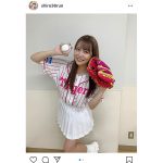 NMB48 白間美瑠、ピンクのストライプユニフォームで阪神VS中日戦の始球式に登場！