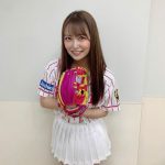 NMB48 白間美瑠、ピンクのストライプユニフォームで阪神VS中日戦の始球式に登場！