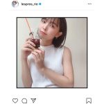 寺本莉緒、白ニットのノースリーブ越しにピアスをチラリ