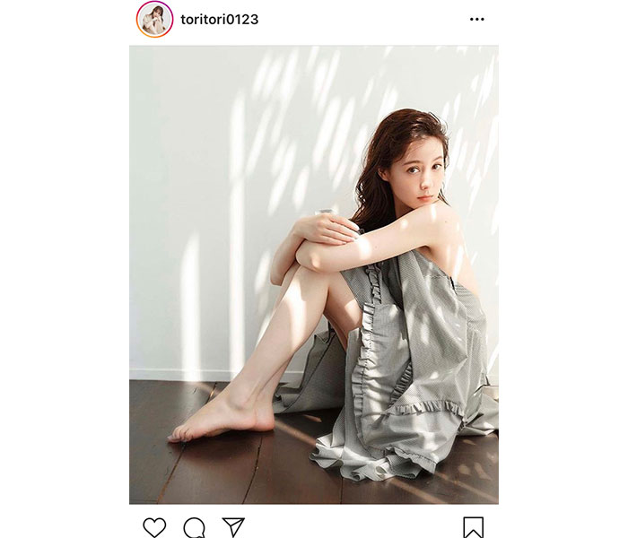 トリンドル玲奈、妖精のような美しさを放つ背中ざっくりワンピース姿を披露