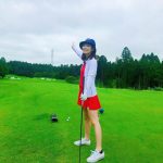 内田理央、グリーンに映える赤ウェアで生脚も披露！「僕の心にホールインワン」